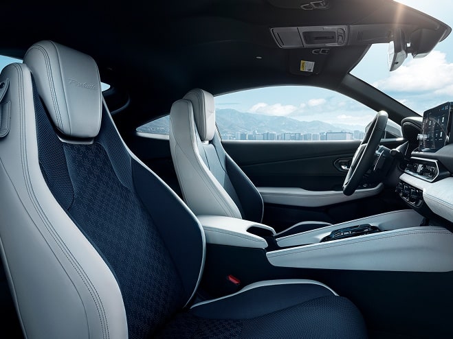 Perfil desde el lado del pasajero de la cabina en el interior de un Honda Prelude 2027 de color White (coupé híbrido cautivante).